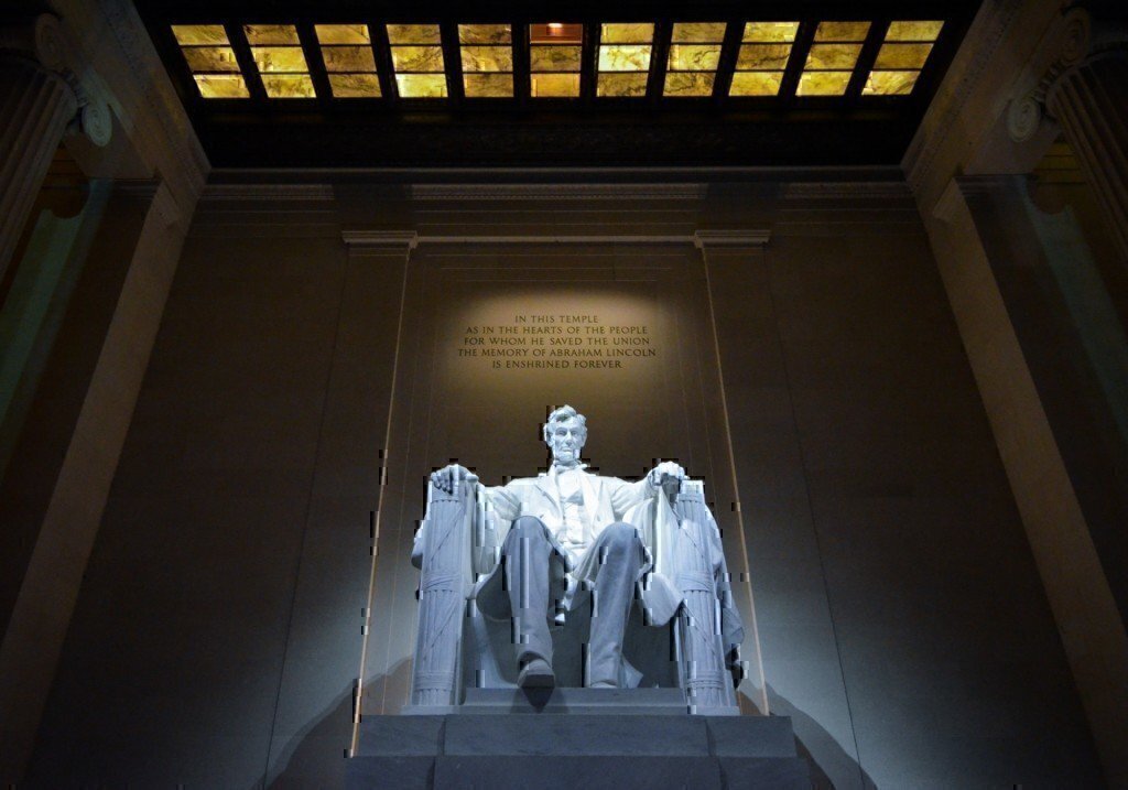 a picture of an abraham lincoln statue 