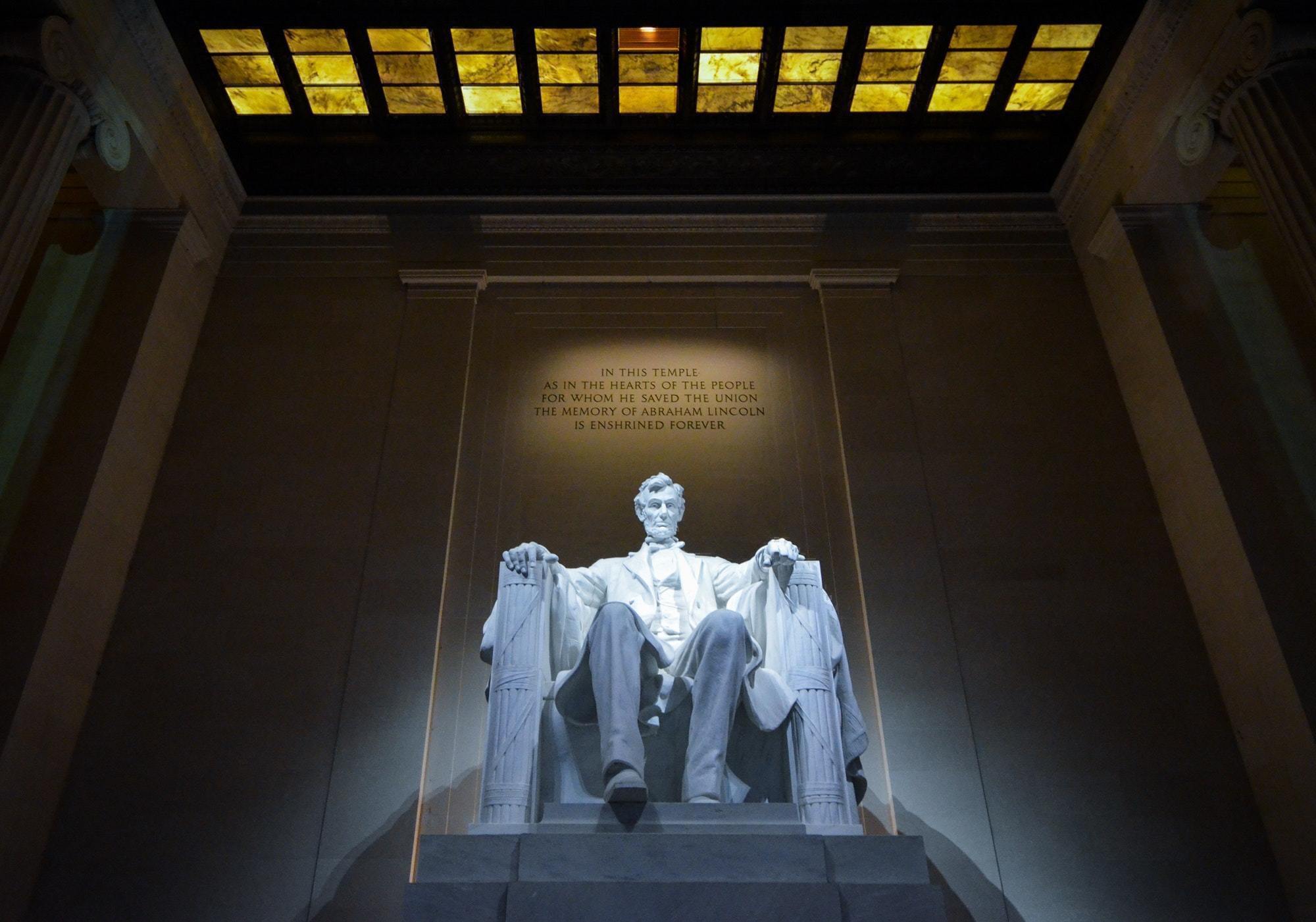 a picture of an abraham lincoln statue
