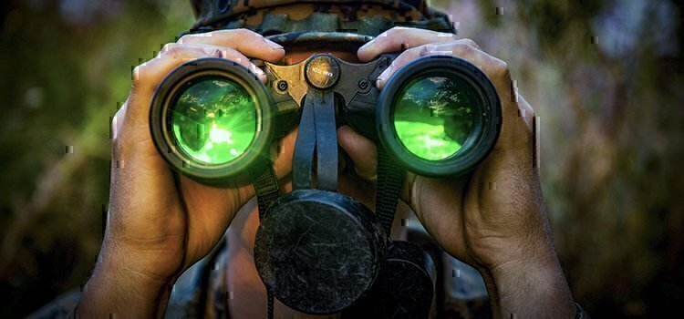 a soldier looking into some optics on a leader recon