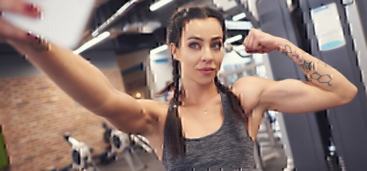 woman-taking-selfie-in-gym