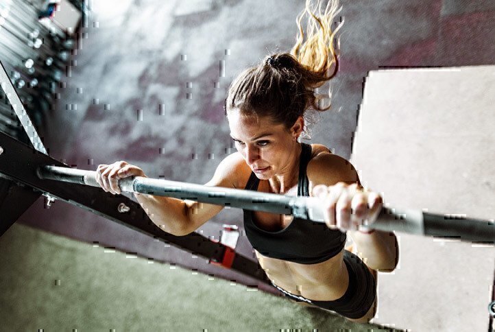 woman-doing-pullup