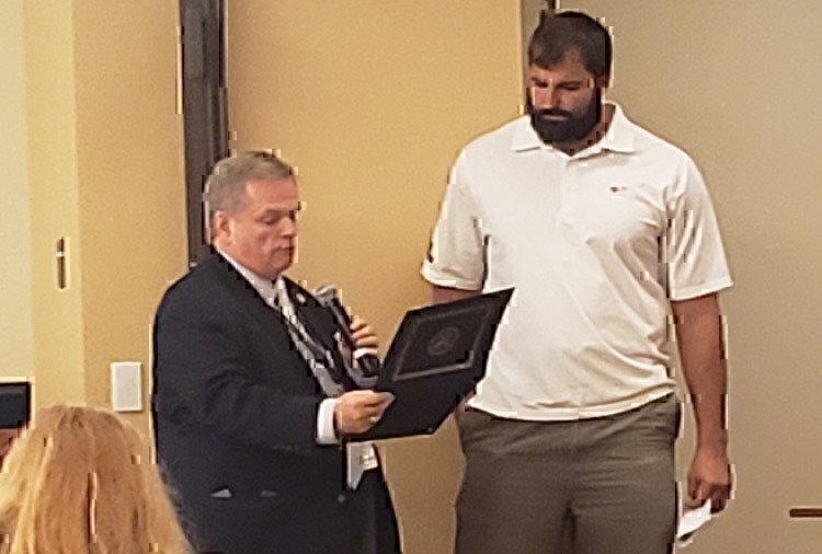 alejandro-villanueva-receiving-award