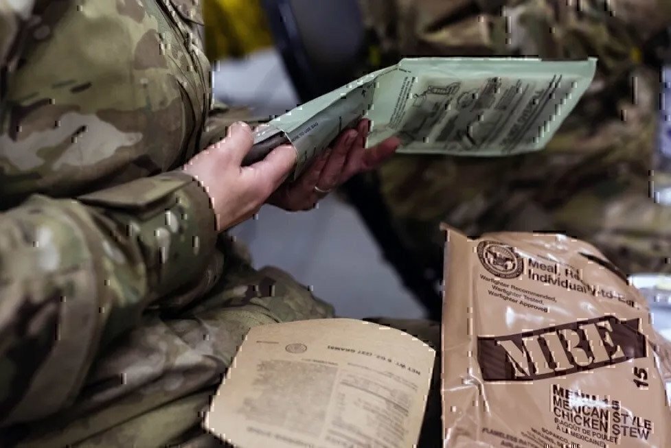 soldier-cooking-an-mre